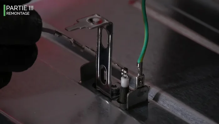 Rebrancher les fils, en commençant par la terre. Le sens des câbles de la résistance n'a pas d'importance.