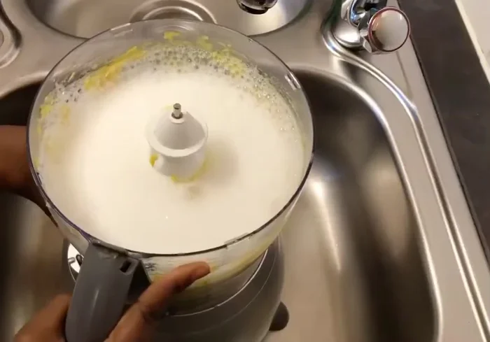 Démontage (si possible) : retirer les pièces amovibles du blender (moteur, lames, etc.)