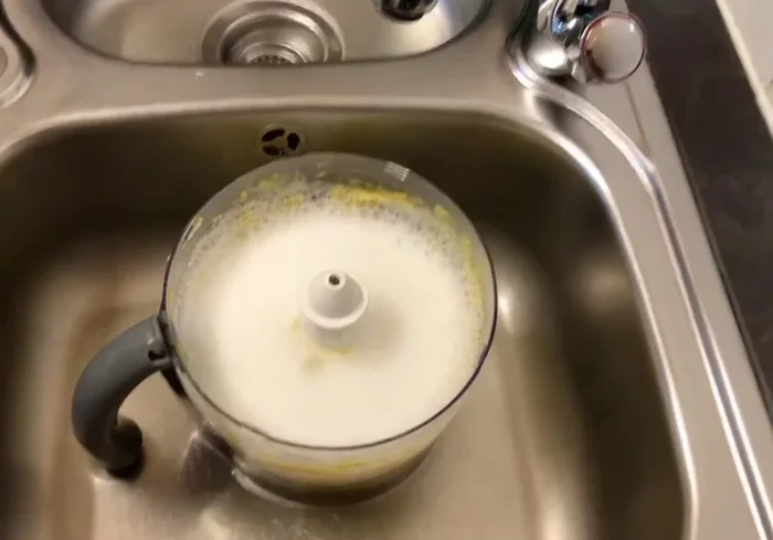 Nettoyage des pièces amovibles : frotter les pièces avec la solution de nettoyage à l'aide d'une brosse ou d'une éponge.