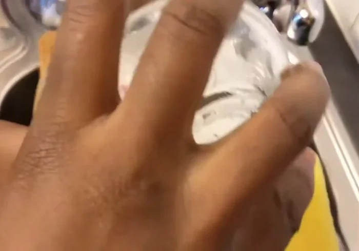 Nettoyage du corps du blender : nettoyer le corps du blender avec la solution de nettoyage et une éponge.