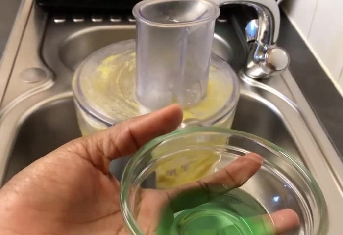 Préparation de la solution de nettoyage : mélanger du liquide vaisselle, de l'eau et du jus de citron (ou vinaigre blanc).