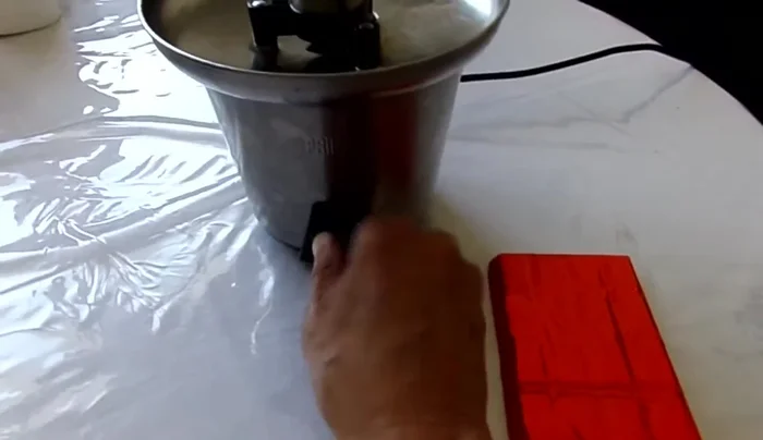 Mettre le chocolat dans le récipient de la fontaine. Ne pas trop remplir pour éviter les débordements.