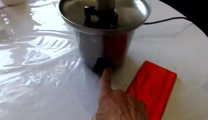 Une fois fondu, passer la fontaine sur la position "fontaine". Le système rotatif interne fera circuler le chocolat.