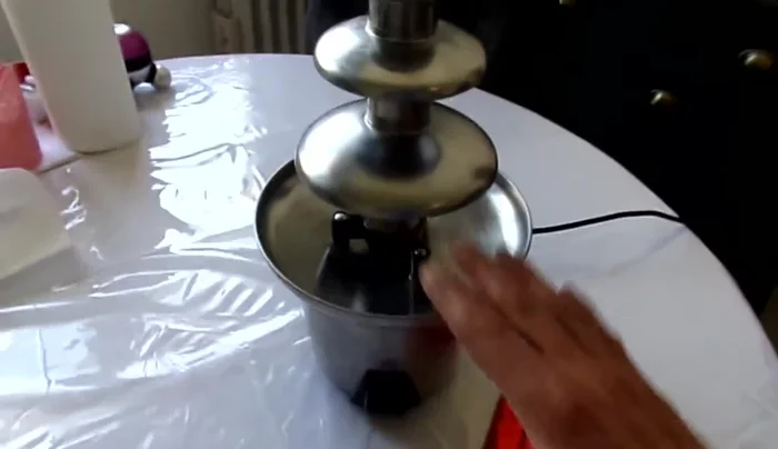 Une fois fini, éteindre la fontaine et la remettre sur la position "chauffage" pour garder le chocolat liquide.