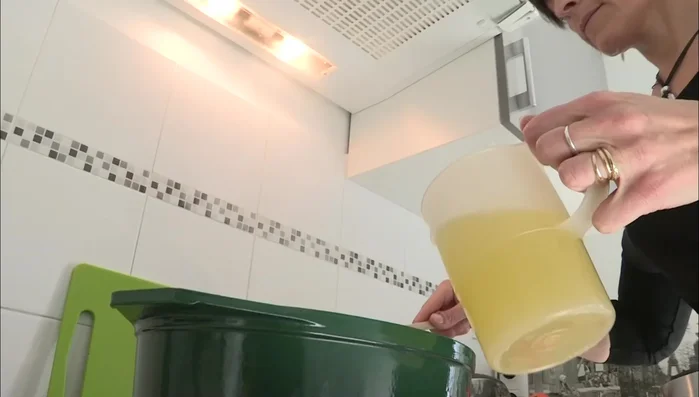 Laisser mijoter une heure, couvercle fermé au moins trois quarts d'heure, puis légèrement ouvert le dernier quart d'heure.