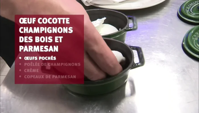 Ajouter des champignons poêlés, une crème, et des copeaux de parmesan.