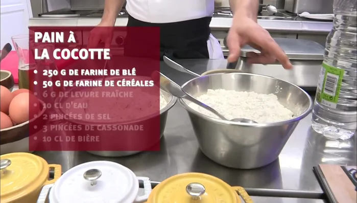 Préparer la pâte à pain (farine de blé, farine de céréales, levure fraîche, eau, sel, cassonade, bière).