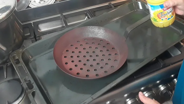 Huiler généreusement la poêle à l'intérieur et à l'extérieur.