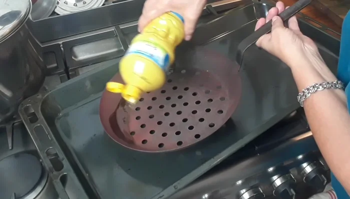 Huiler généreusement la poêle à l'intérieur et à l'extérieur.