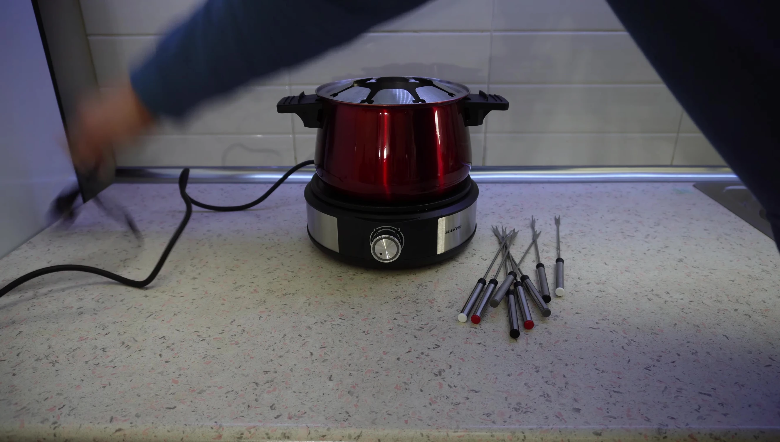 Electric chocolate fondue pot with forks
