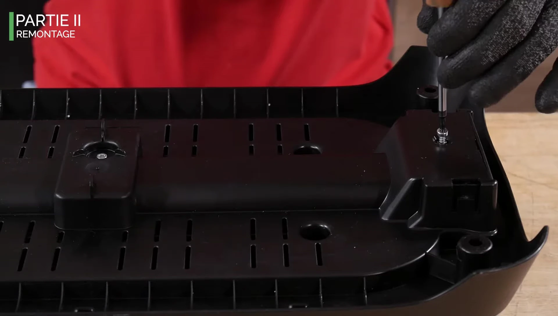 Reassembling device with screws.