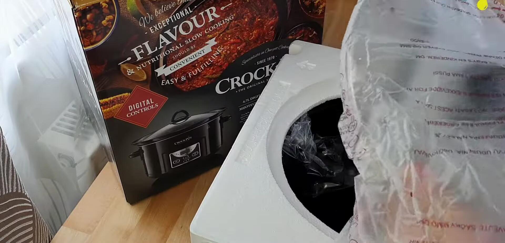Gros plan sur le couvercle, le manuel et la cuve en céramique.