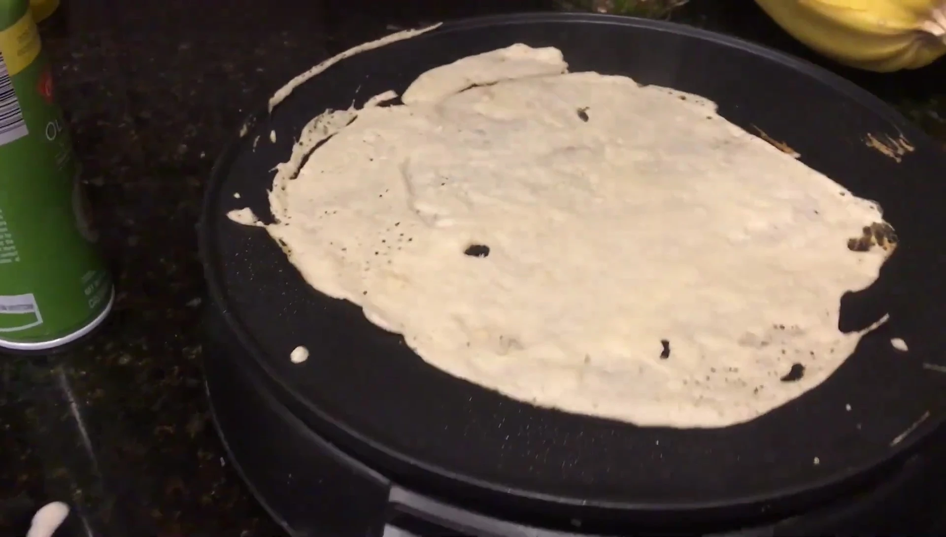 Application d'huile d'olive sur la crêpière
