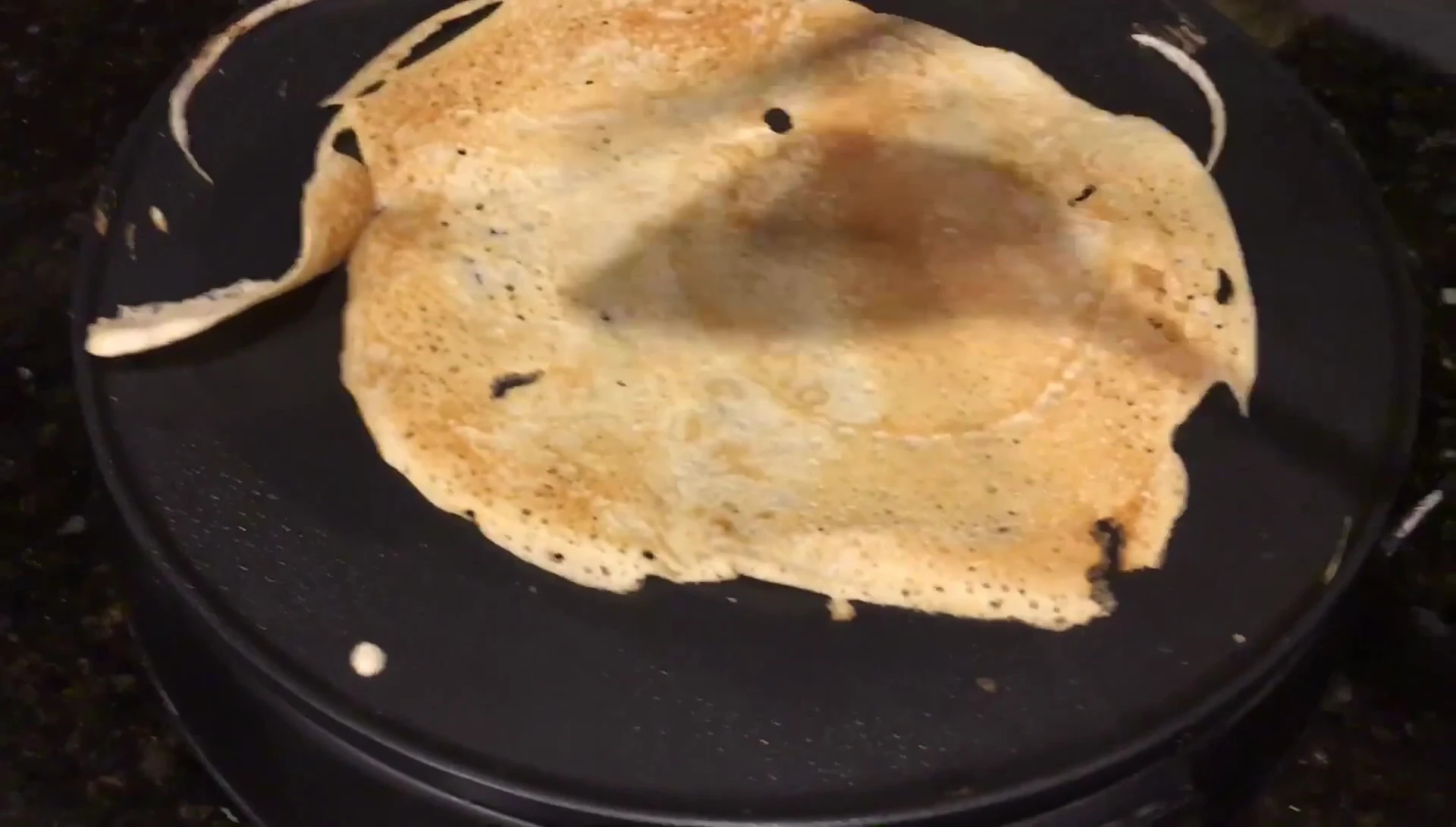 Crêpe fine cuite sur la crêpière