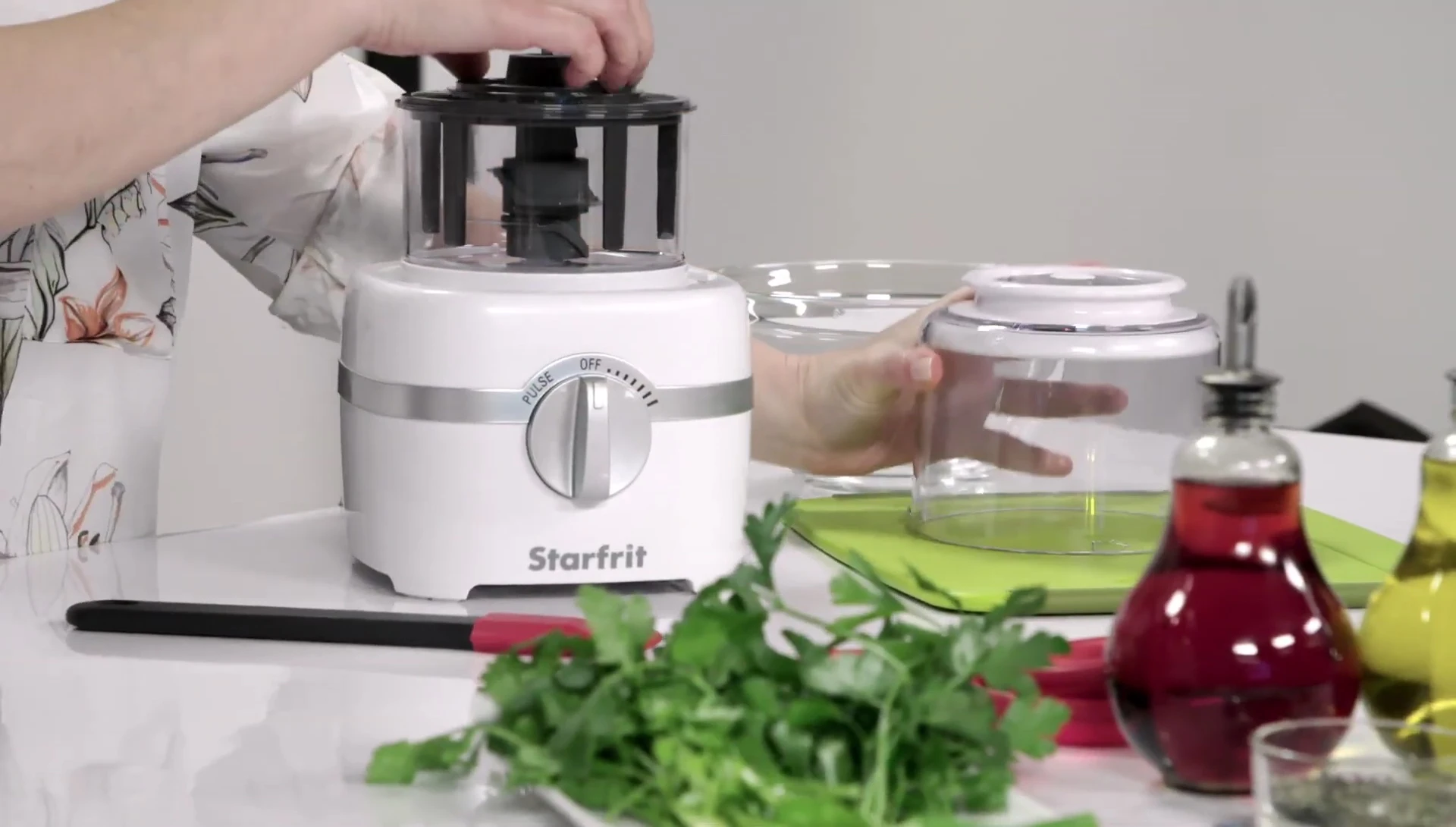 Starfrit electric food chopper, easy to use.