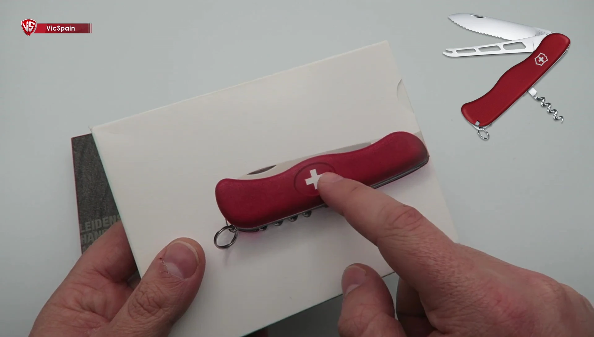 Zoom sur le logo Victorinox et la croix suisse