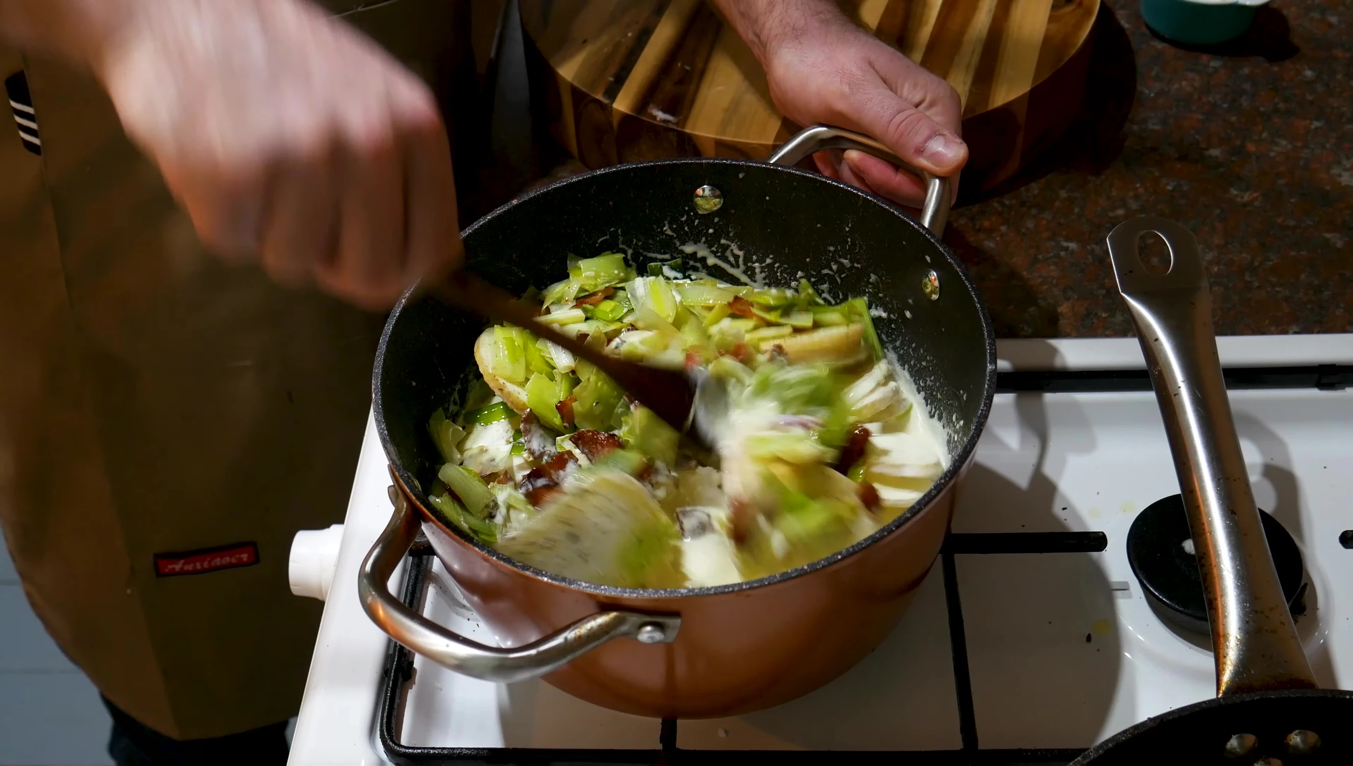 Gratin en train d'être assemblé