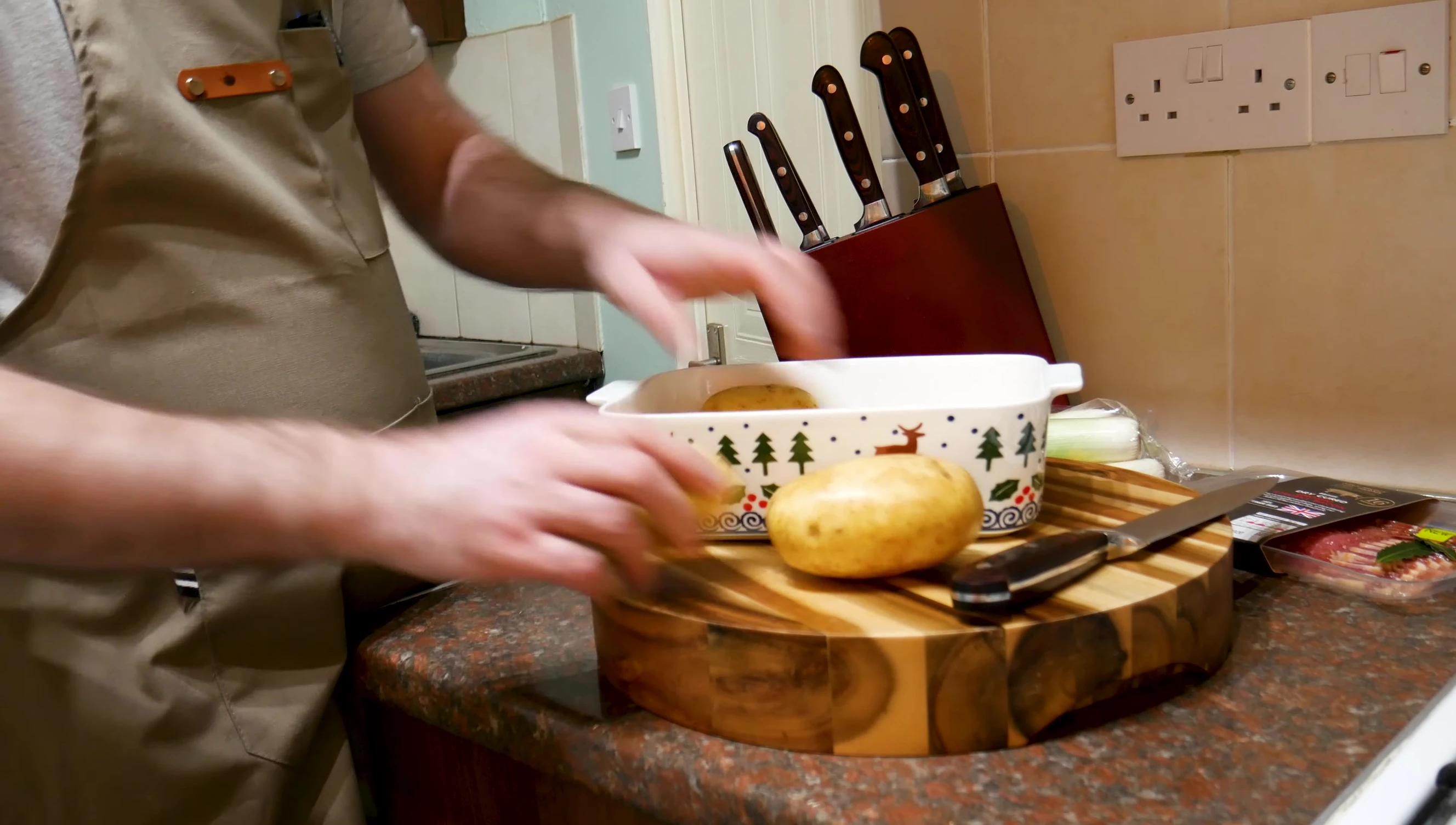 Pommes de terre sur une planche à découper