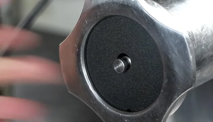 Retirer la pierre à affûter et le couteau.