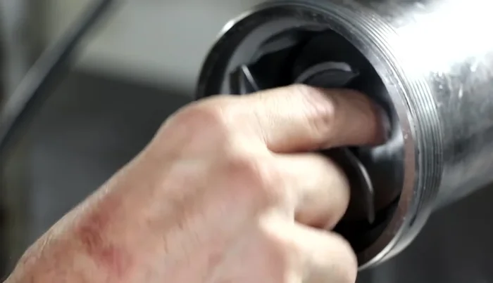 Retirer la pierre à affûter et le couteau.