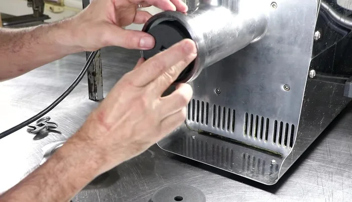 Retirer la pierre à affûter et la plaque. Retourner la plaque et répéter l'opération pour affûter les deux côtés.