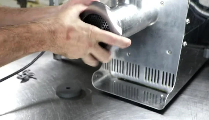 Retirer la pierre à affûter et la plaque. Retourner la plaque et répéter l'opération pour affûter les deux côtés.