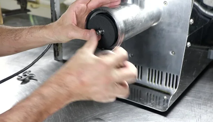 Retirer la pierre à affûter et la plaque. Retourner la plaque et répéter l'opération pour affûter les deux côtés.