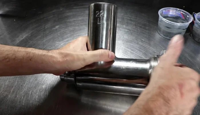 Faire tremper les pierres d'affûtage dans l'eau pendant 5 minutes.