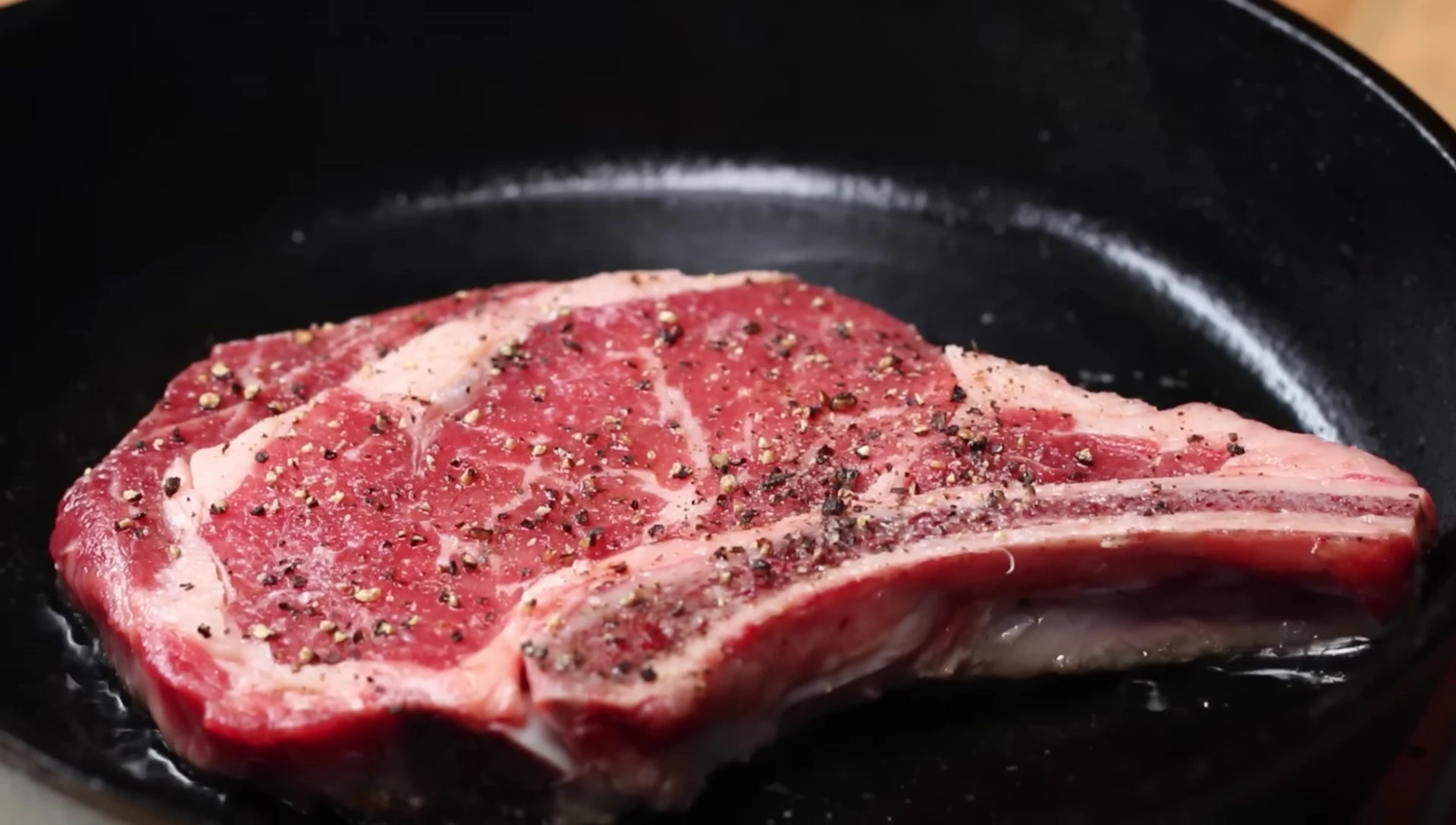 Saisie d'une viande dans la poêle.