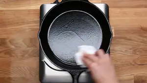 Cuisiner avec la Fonte : Guide Complet d'Entretien et d'Utilisation