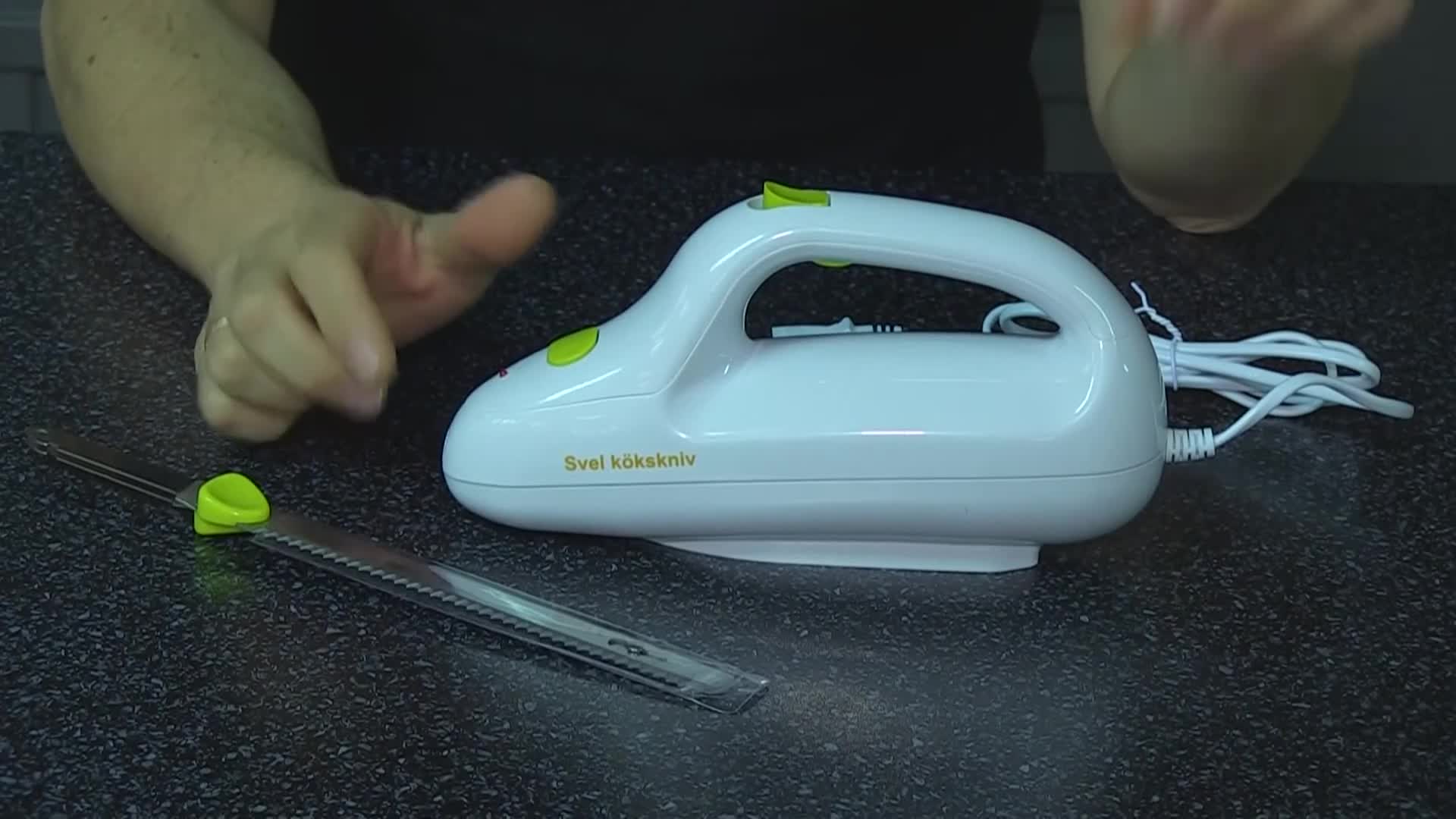 Vue du couteau Svel KOKSNIV montrant sa couleur blanche et sa forme ergonomique.