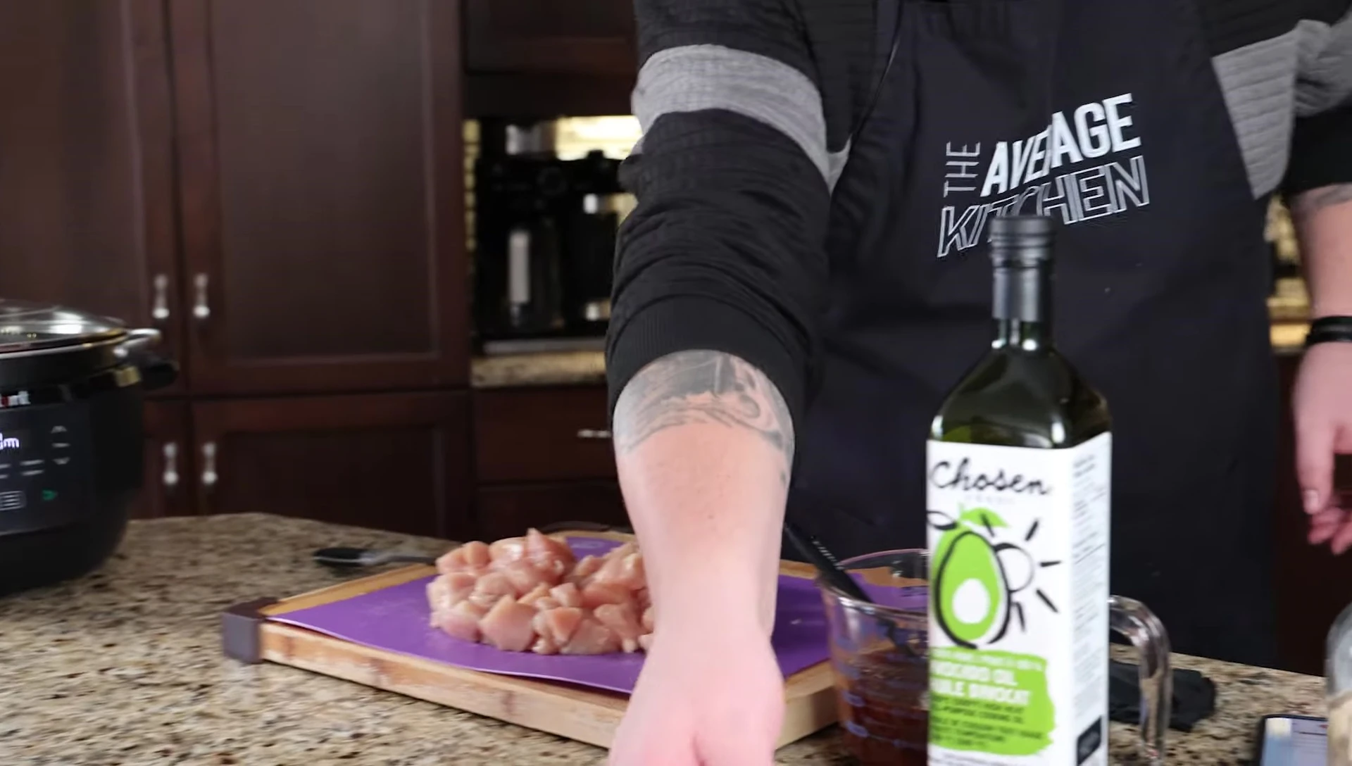 Vue de la mijoteuse Instant Pot Superior avec son élévateur.