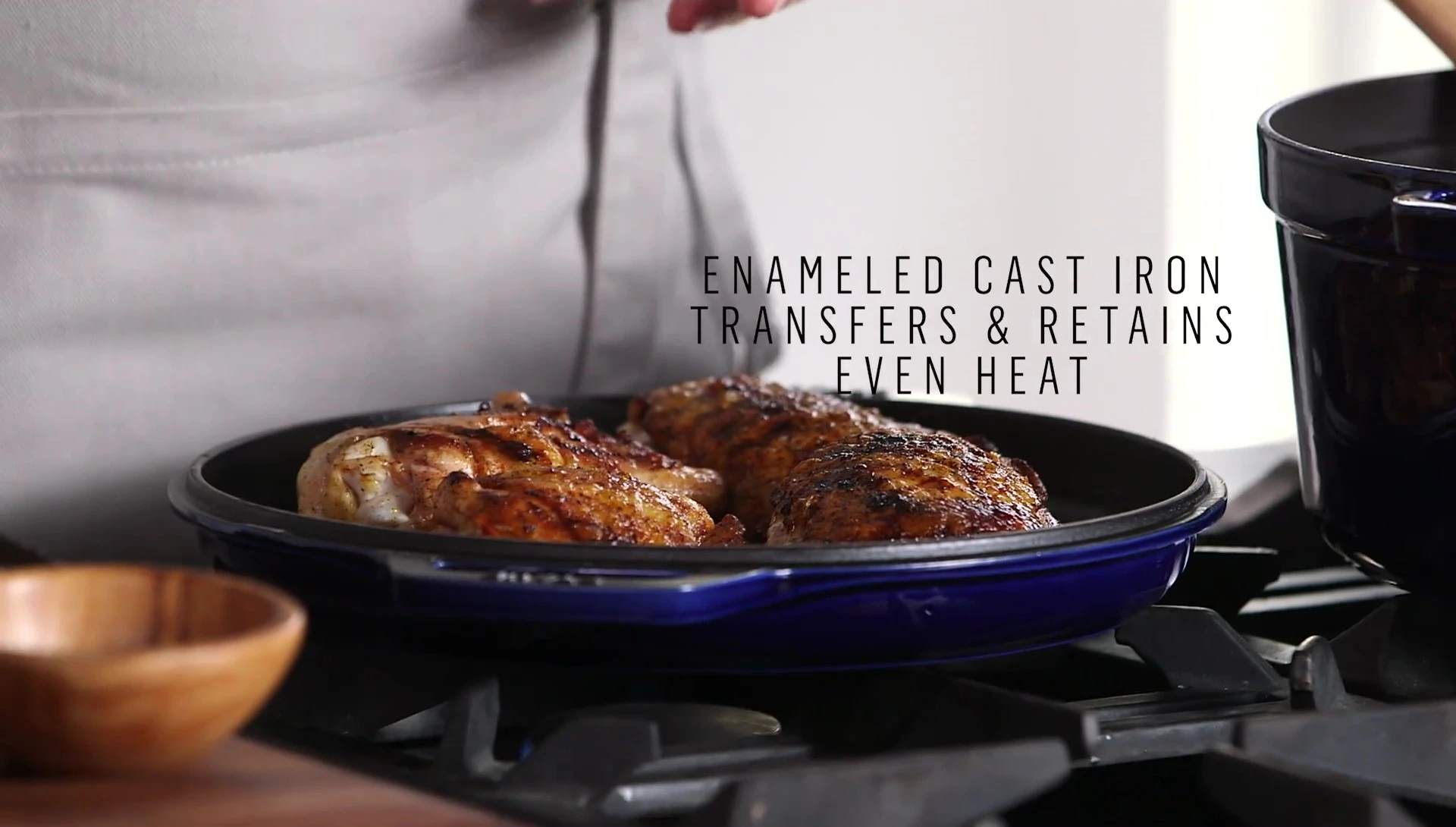 Saisir le poulet dans la poêle Staub