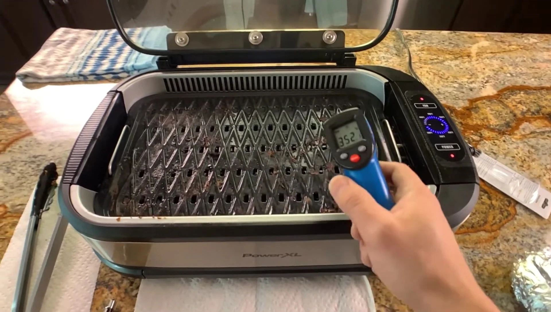 Mesure de température avec un pistolet thermique, révélant des points chauds.