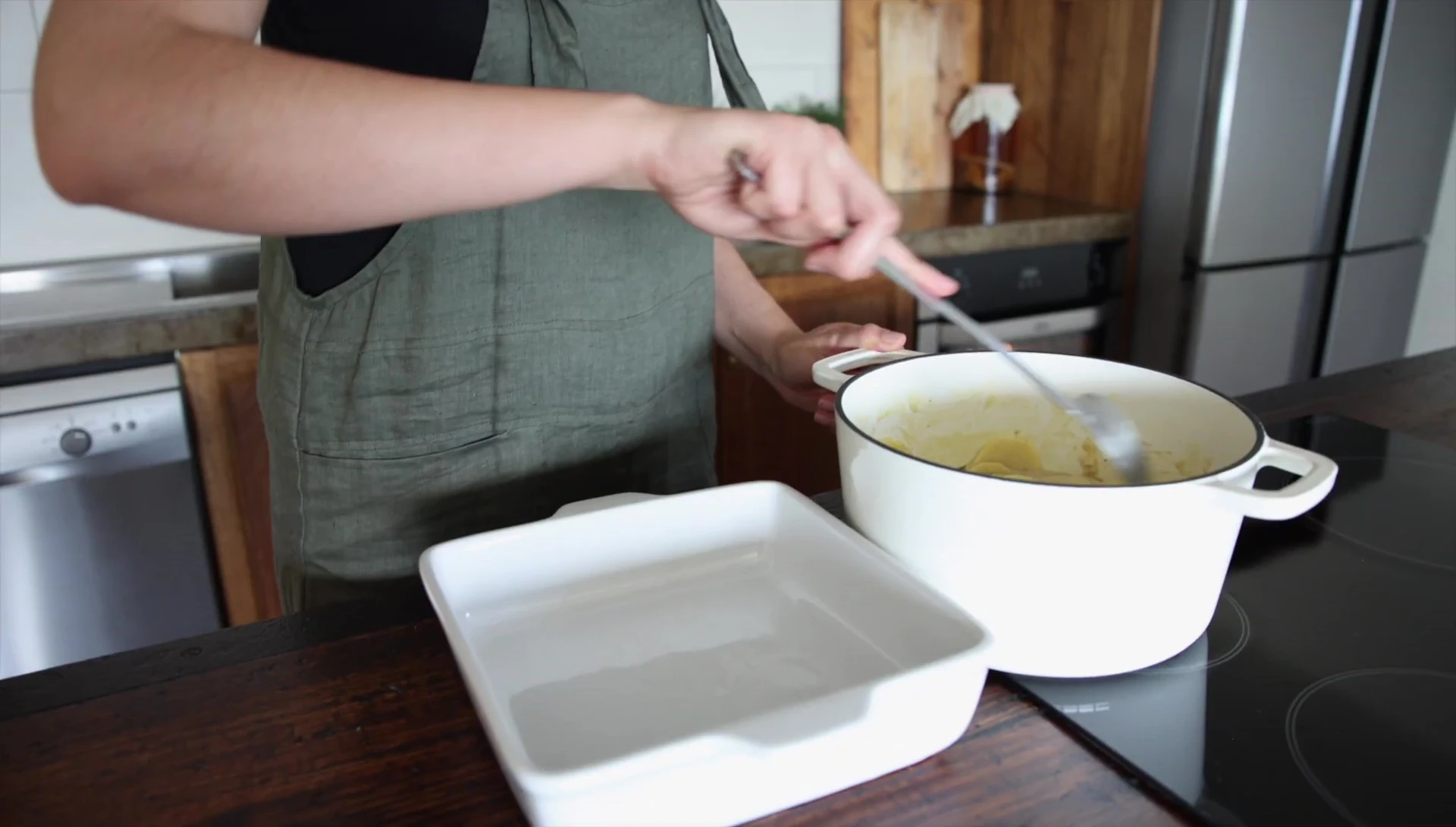 Transfert du mélange dans le plat de cuisson