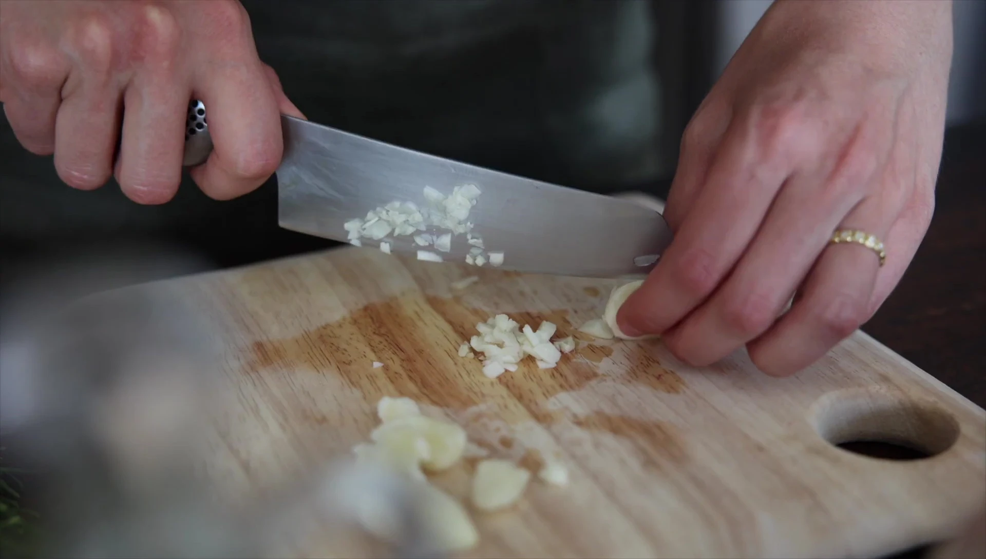 Ajout de l'ail haché dans la casserole
