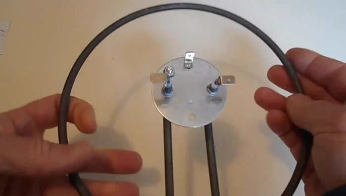 Mesurer la valeur ohmique réelle de la résistance à l'aide d'un multimètre en position ohmmètre. Comparer avec la valeur théorique.