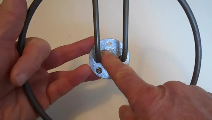 Mesurer la valeur ohmique réelle de la résistance à l'aide d'un multimètre en position ohmmètre. Comparer avec la valeur théorique.