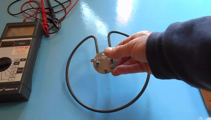 Comparer la valeur de résistance d'isolement obtenue avec les valeurs minimales requises par la norme NFC 15-100 (au moins 0,5 MΩ pour une installation 230V).