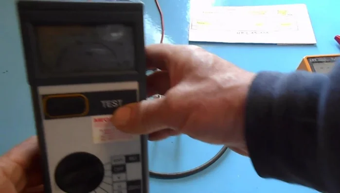 Comparer la valeur de résistance d'isolement obtenue avec les valeurs minimales requises par la norme NFC 15-100 (au moins 0,5 MΩ pour une installation 230V).