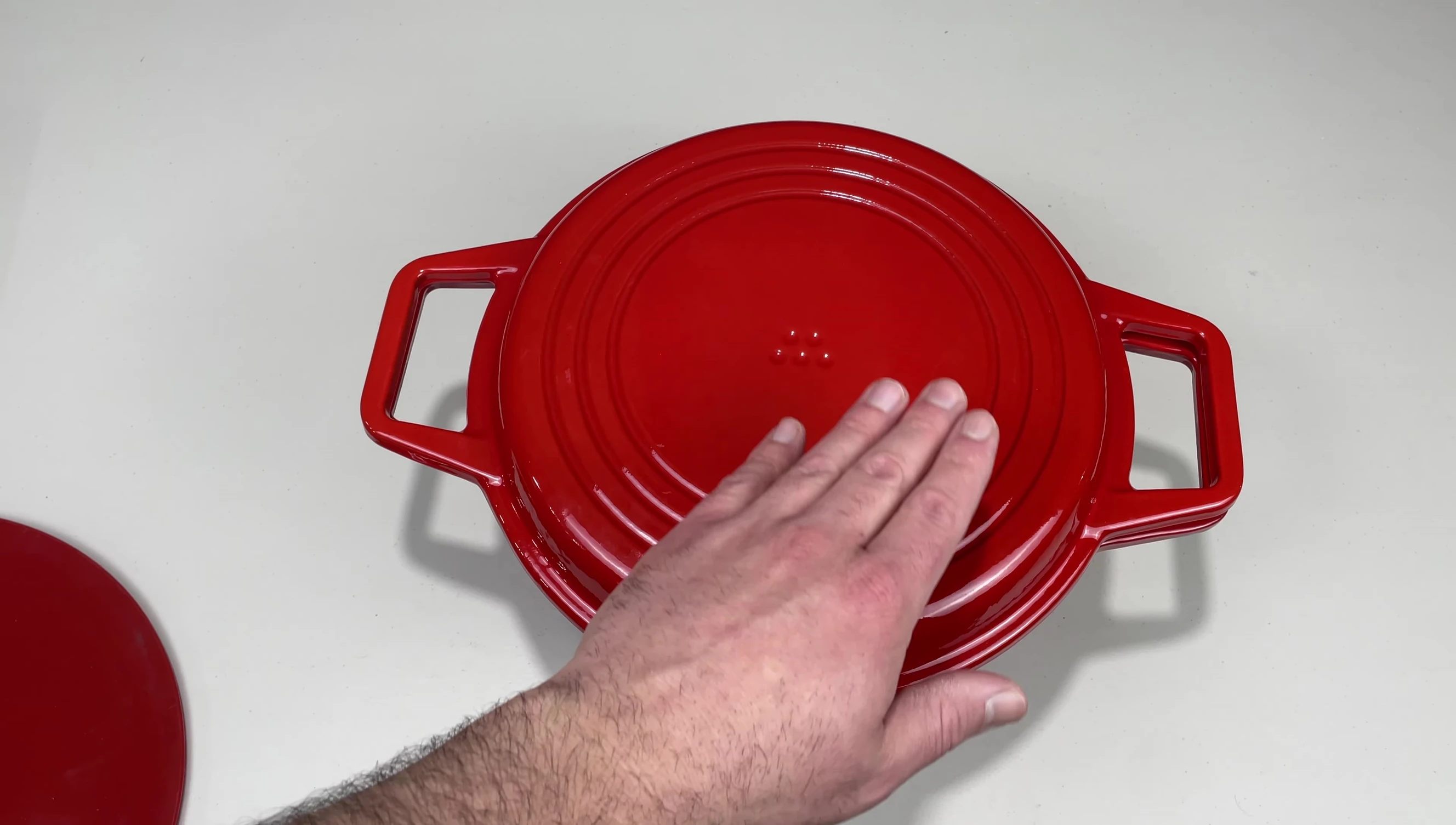 Le fond du couvercle-gril montrant des taches d'utilisation