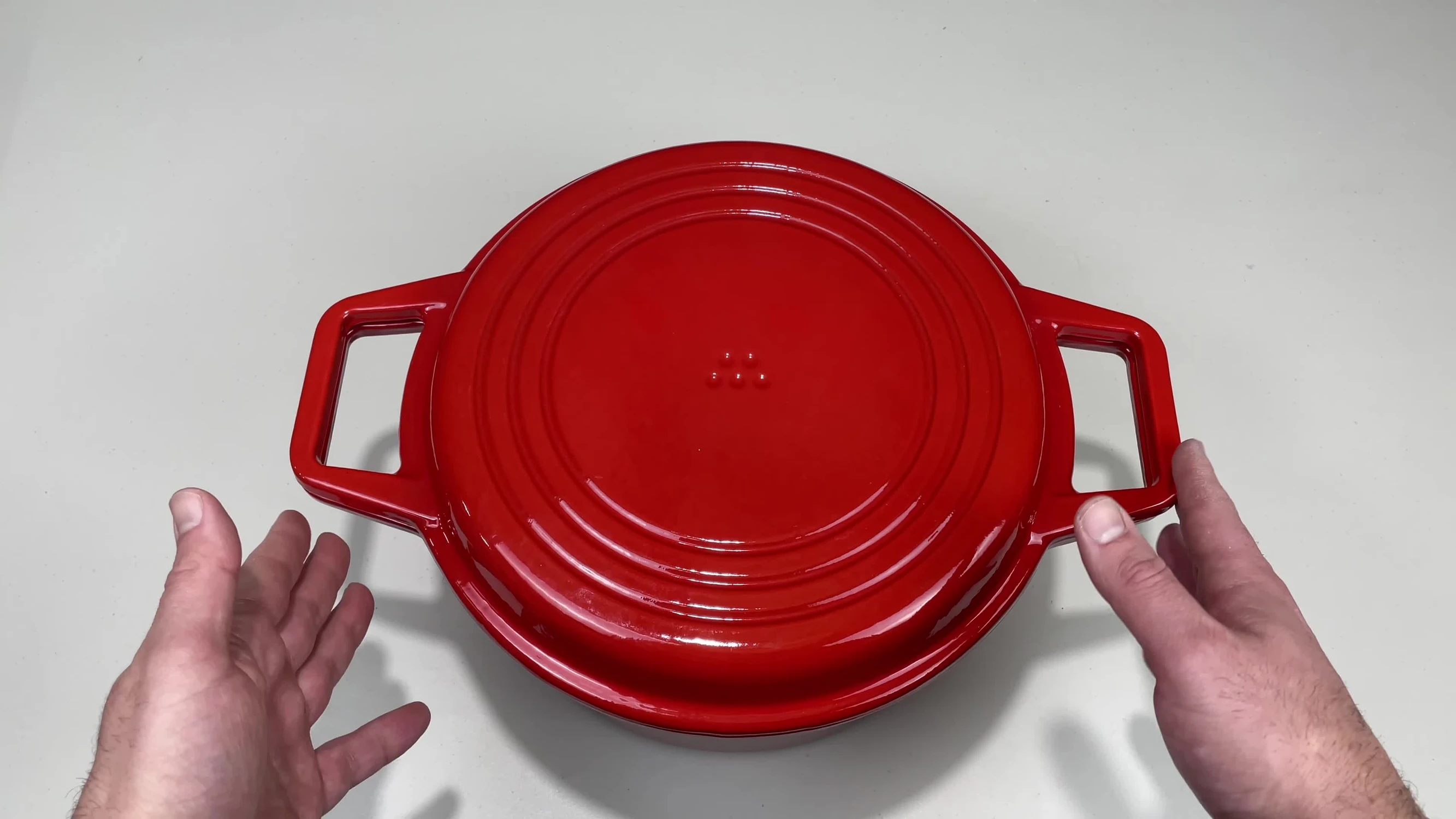 Vue de la cocotte montrant sa finition émaillée brillante