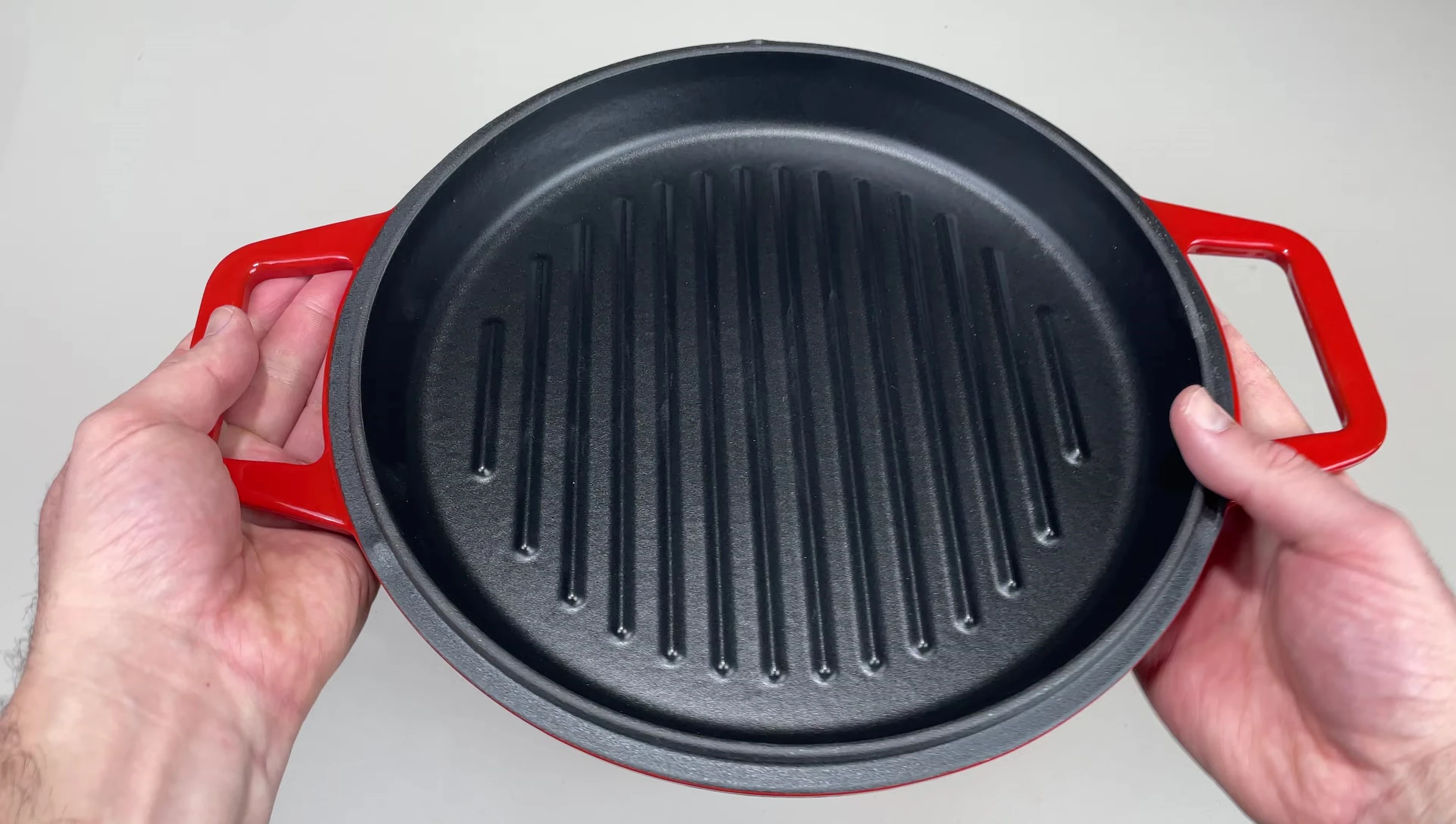 Démonstration du couvercle utilisé comme plaque de cuisson gril