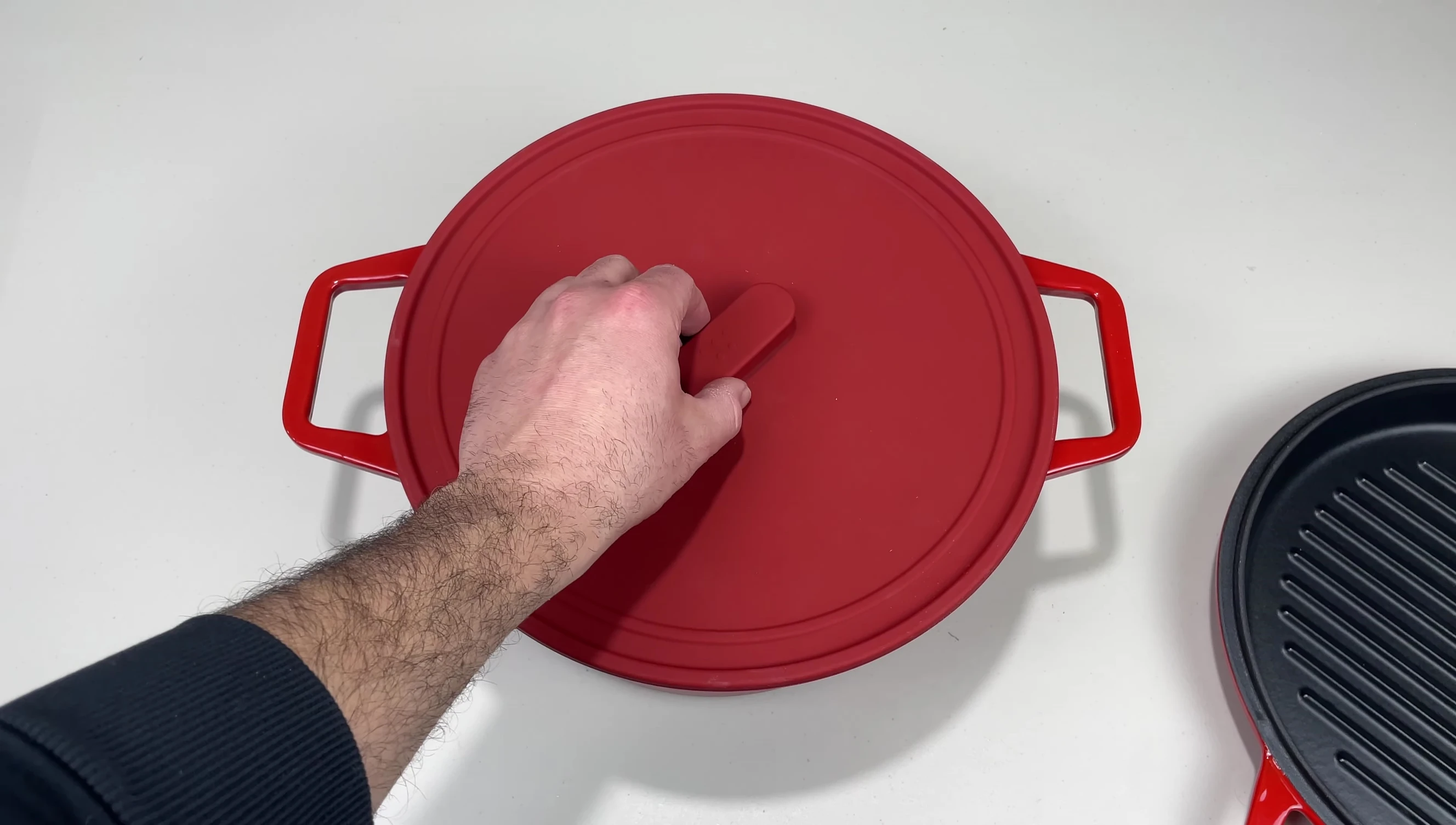 Démonstration du retrait facile du couvercle en silicone