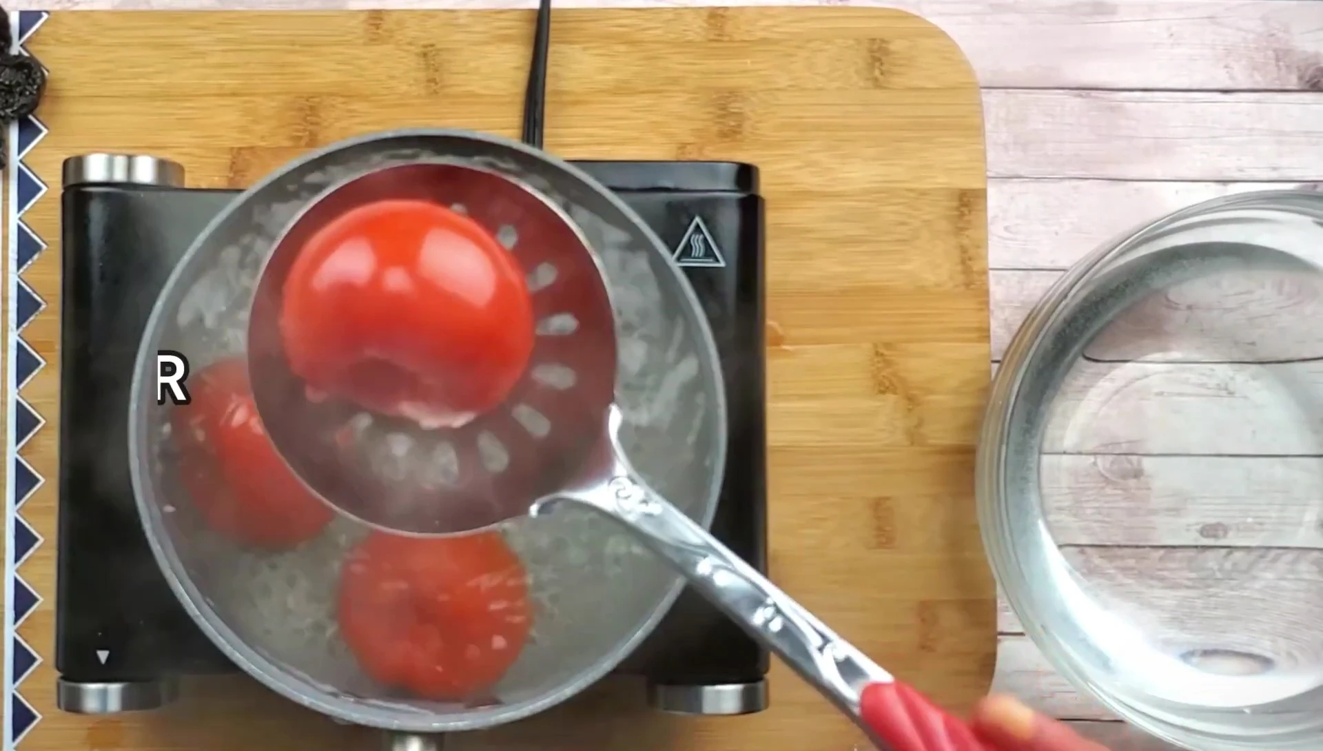 Tomates épluchées et prêtes à être coupées
