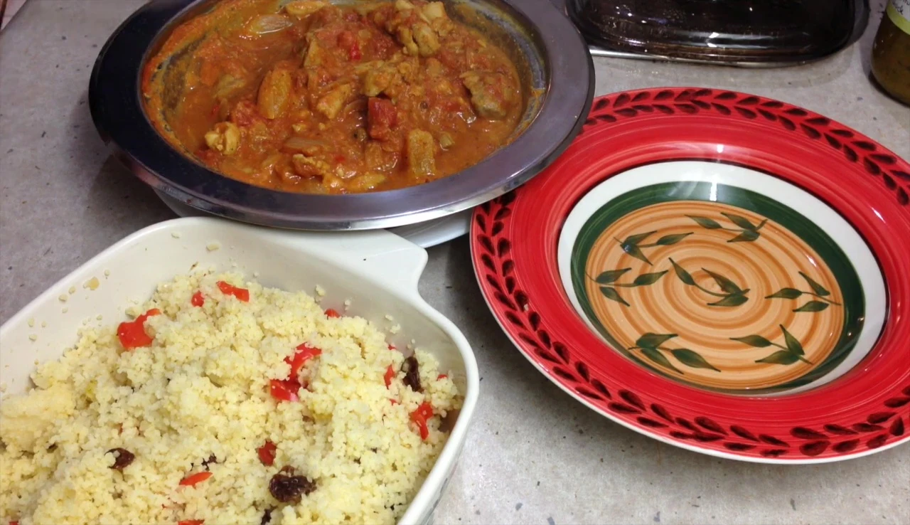 Le poulet marocain cuit dans le tajine.