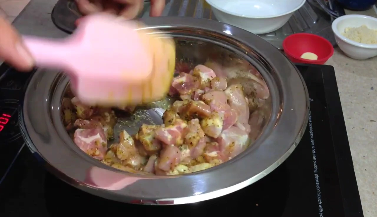 Ajout des oignons, abricots et concentré de bouillon.