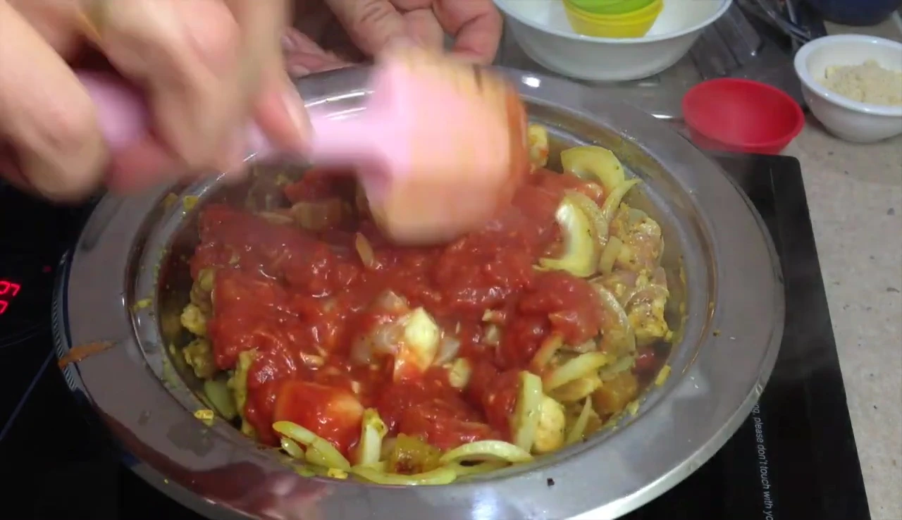 Ajout de la purée de tomate et du cumin.