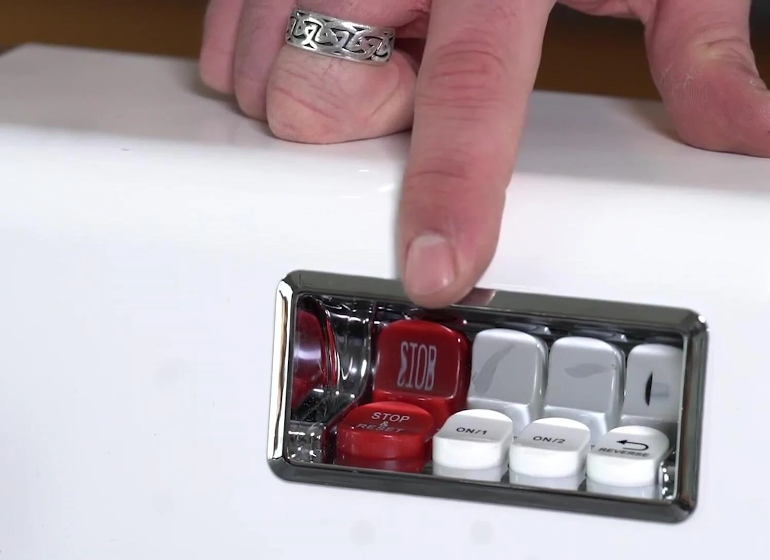 Gros plan sur les accessoires inclus avec le STX Turbo Force 3000