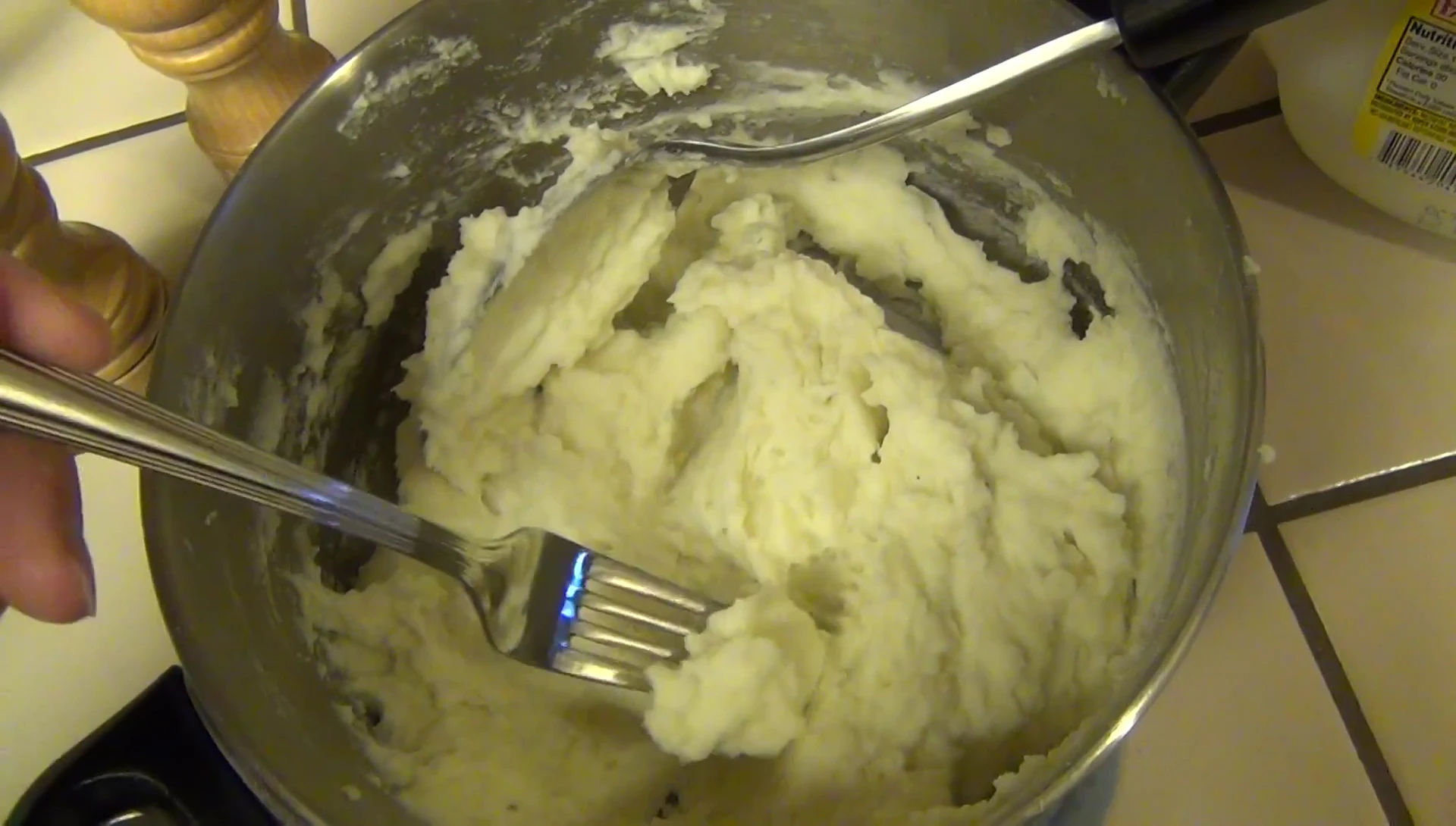 Purée de pommes de terre préparée avec le presse-purée.